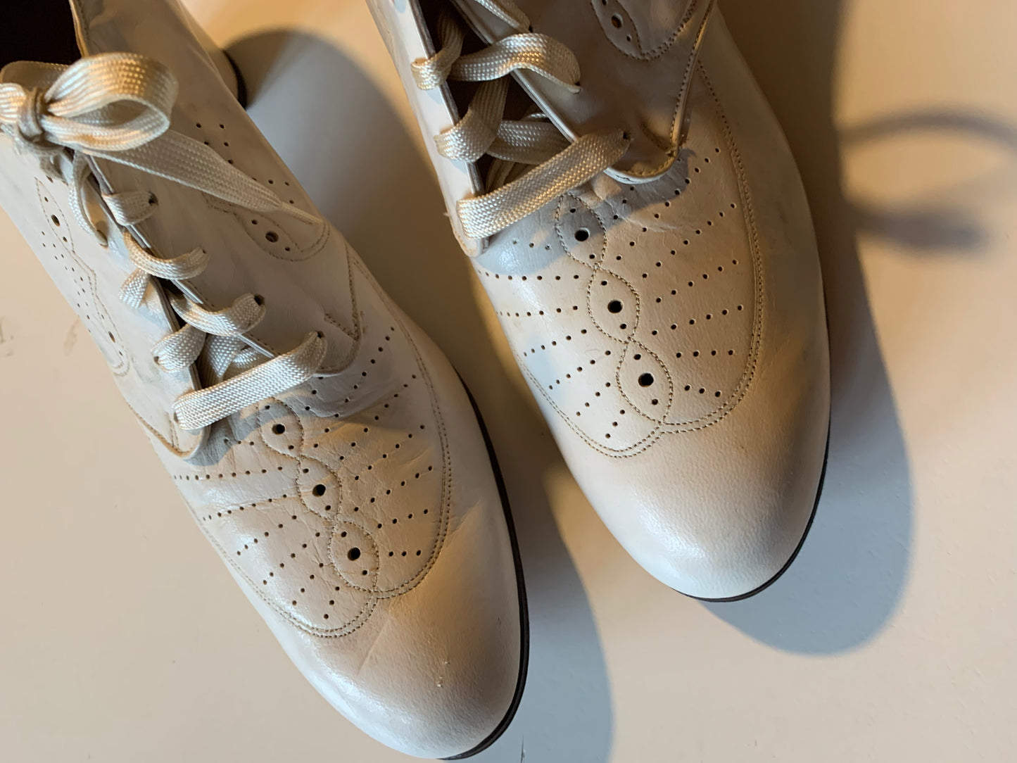 Daisy Petal White Perforated Vamp Low Heel Loafer Shoes circa 1930s 7.5