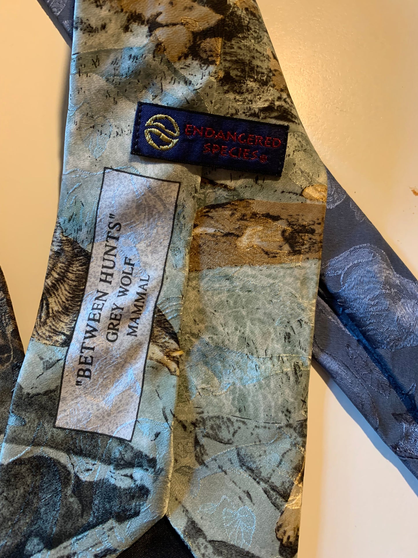 "Between Hunts" Endangered Species 4 Wolves Tie circa 1990s