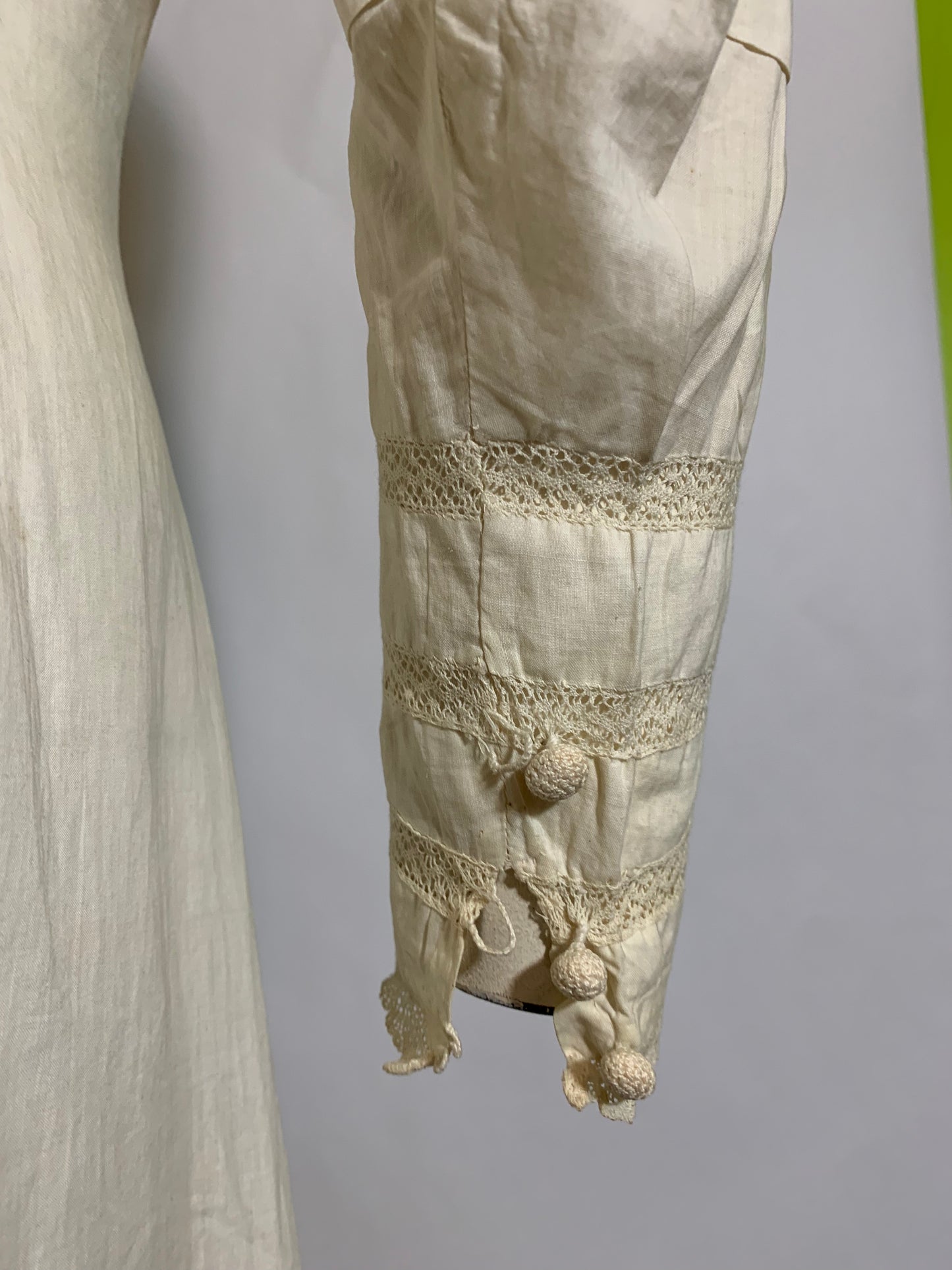 Summer Party Dress in White Lawn Cotton with Embroidery and Lace circa 1910s