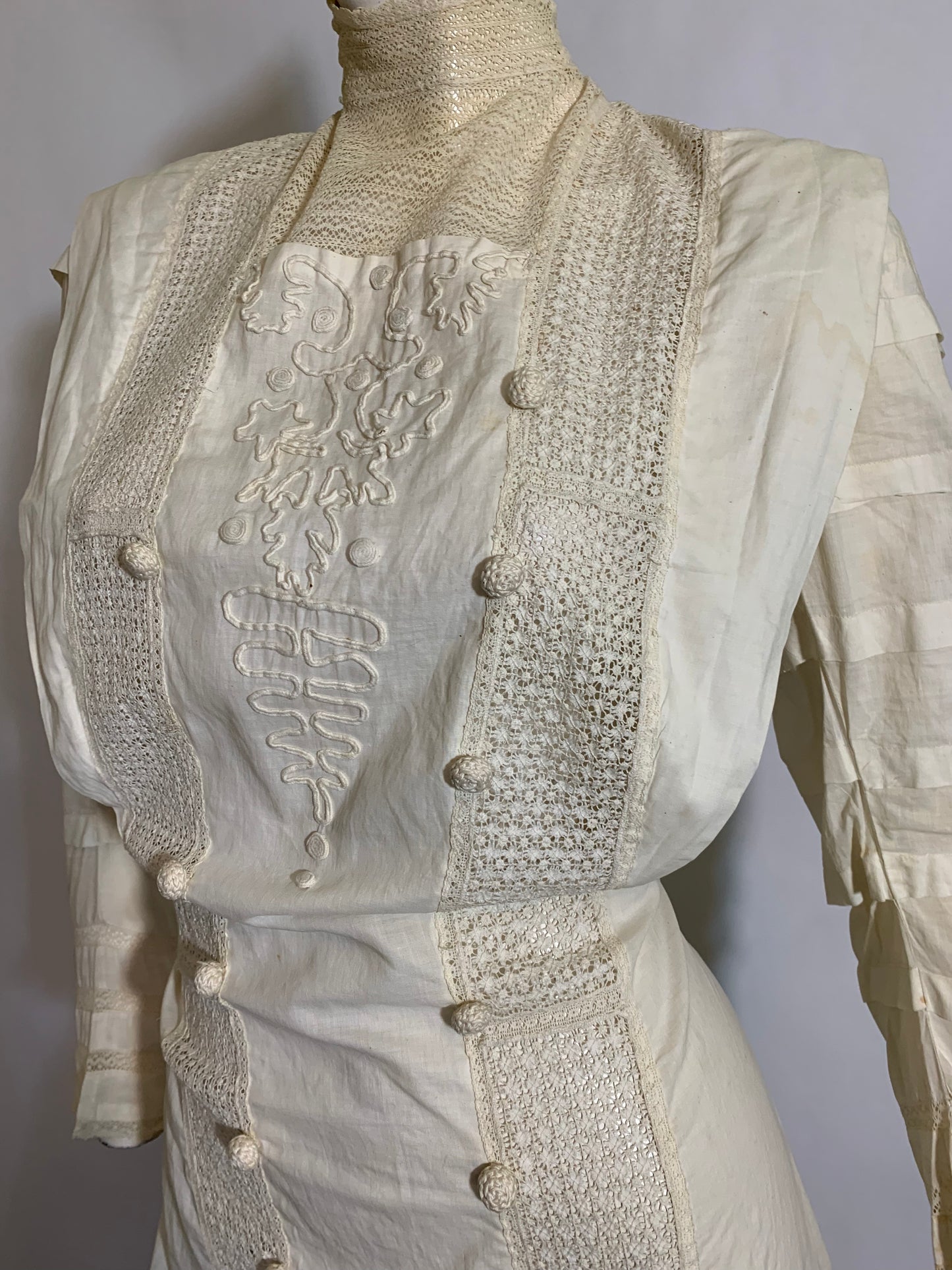 Summer Party Dress in White Lawn Cotton with Embroidery and Lace circa 1910s