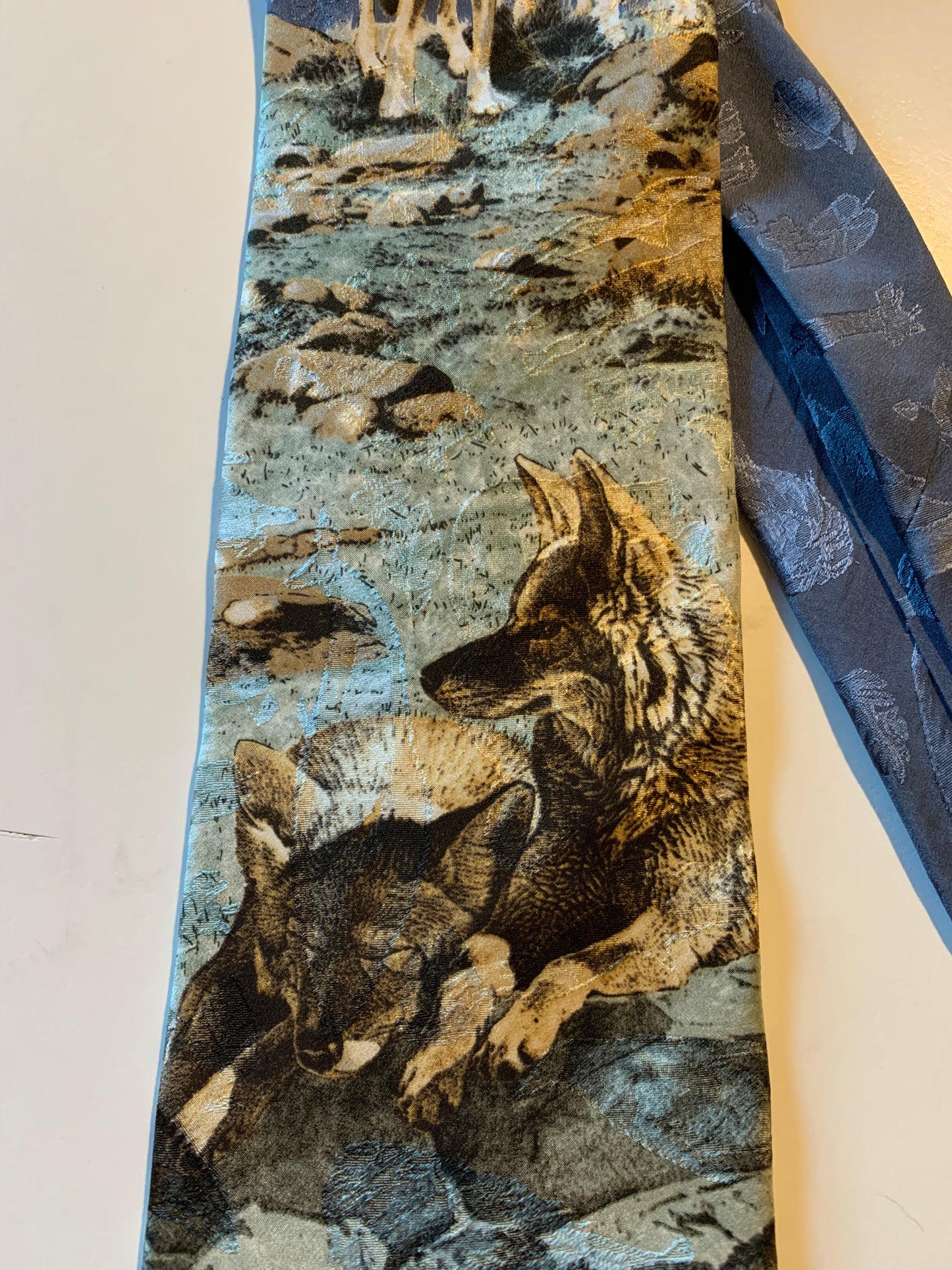 "Between Hunts" Endangered Species 4 Wolves Tie circa 1990s