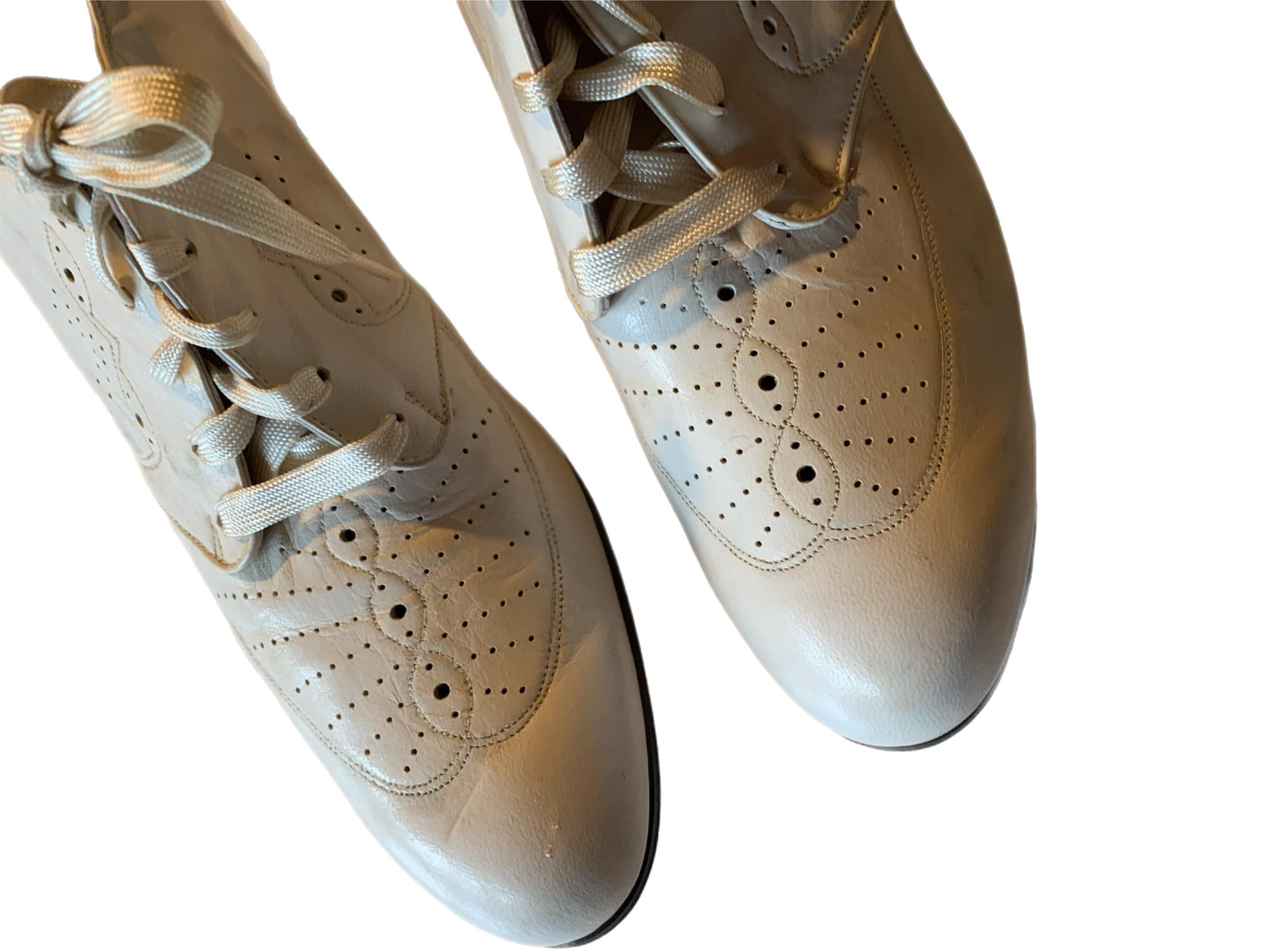 Daisy Petal White Perforated Vamp Low Heel Loafer Shoes circa 1930s 7.5