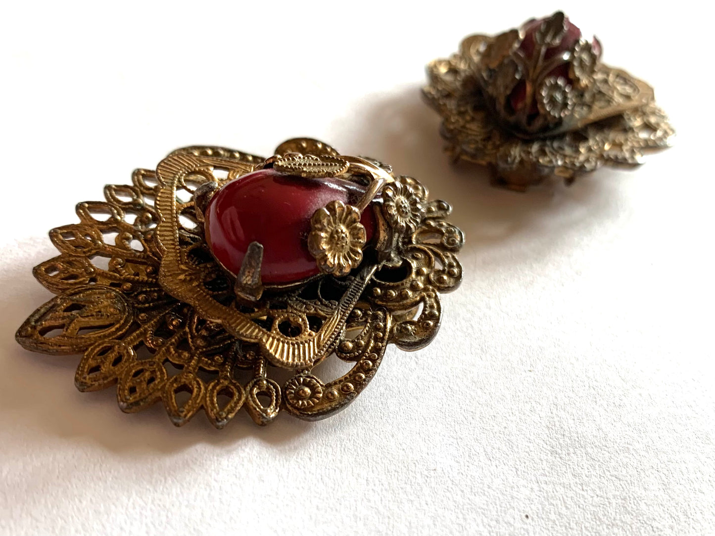 Red Art Glass Florenza Style Filigree Dress or Fur Clip Set circa 1910s