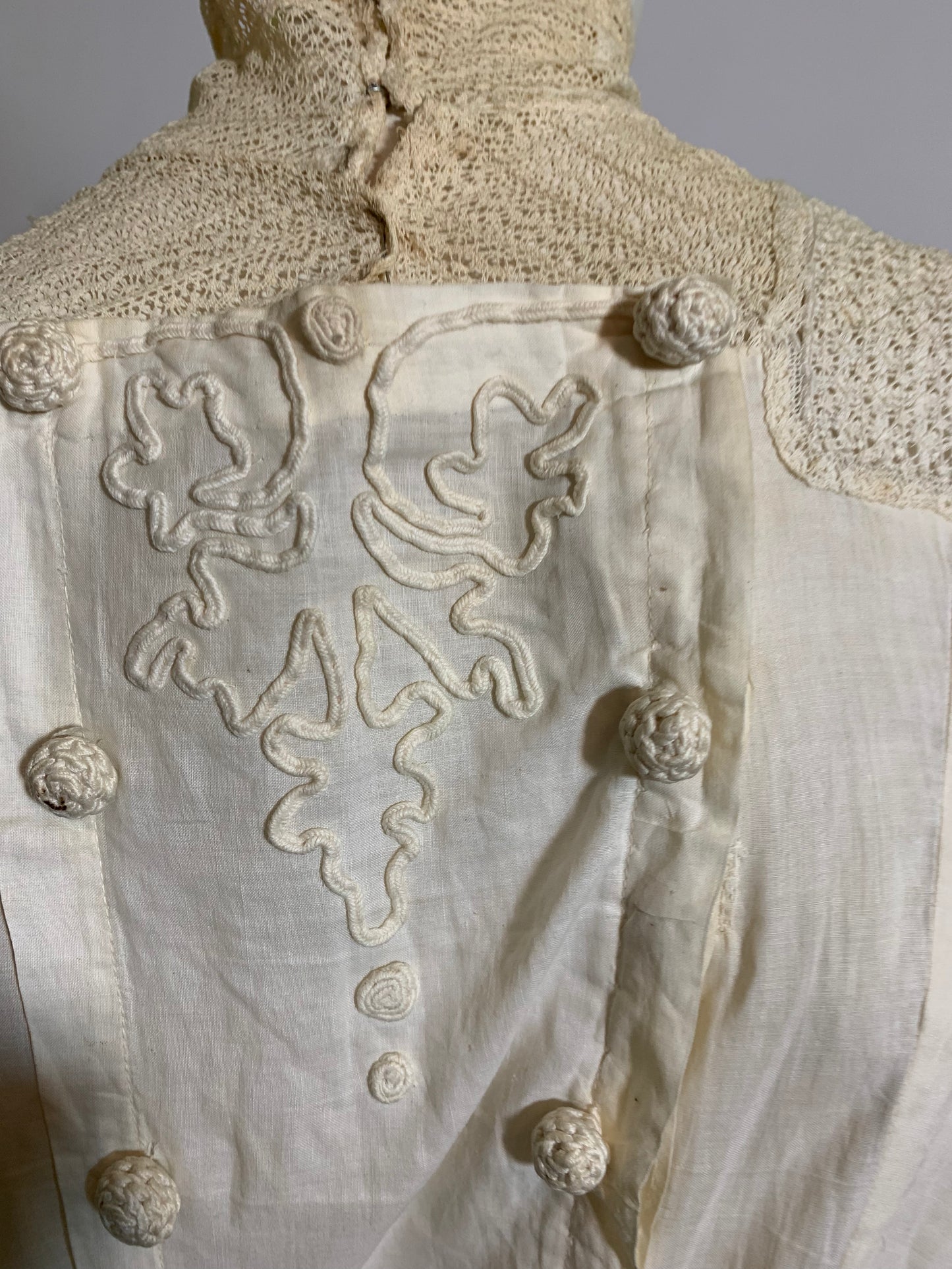 Summer Party Dress in White Lawn Cotton with Embroidery and Lace circa 1910s