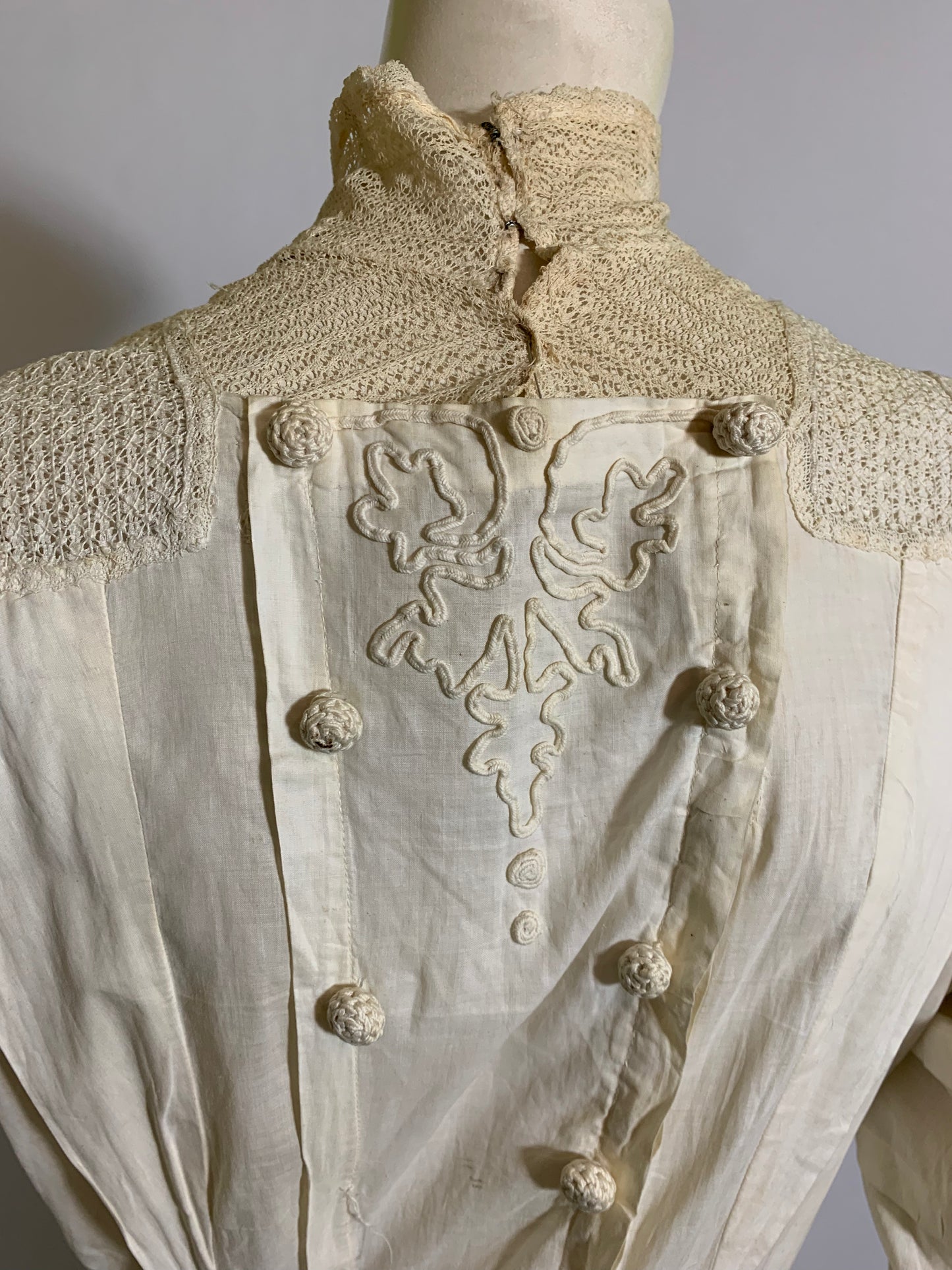 Summer Party Dress in White Lawn Cotton with Embroidery and Lace circa 1910s