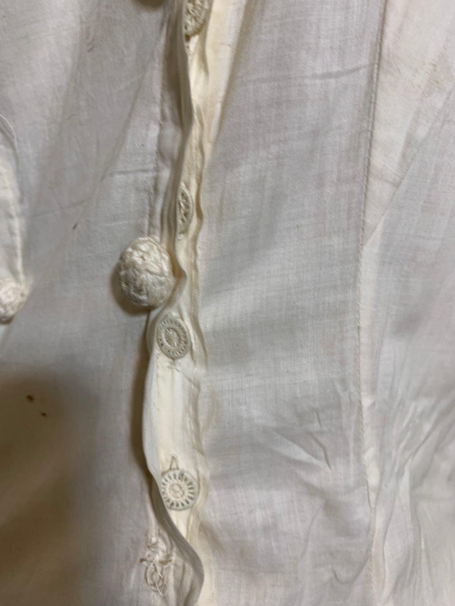 Summer Party Dress in White Lawn Cotton with Embroidery and Lace circa 1910s