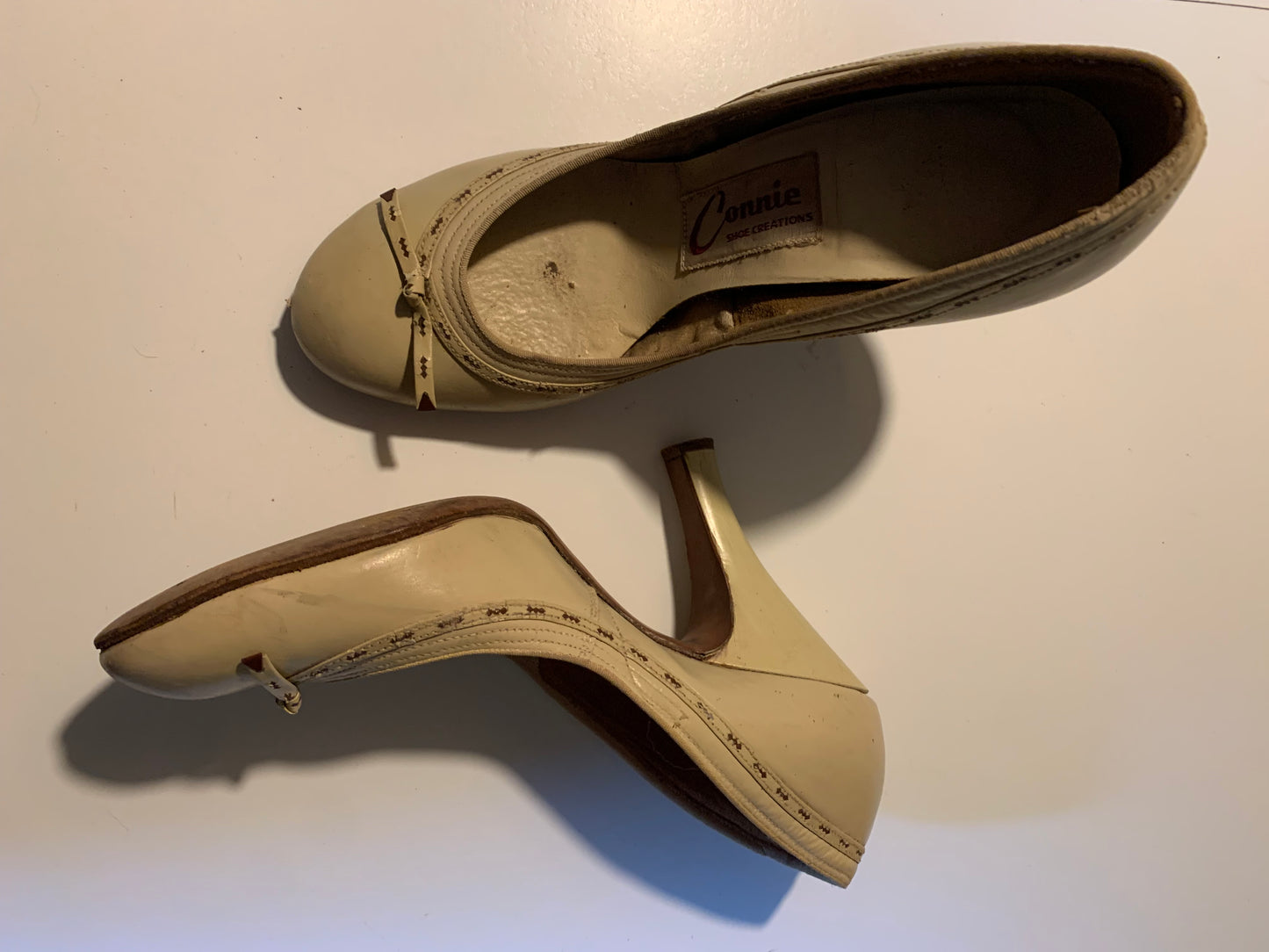 Buff Leather Babydoll Style High Heel Shoes with Top Stitch Detail and Bows circa 1950s 5.5