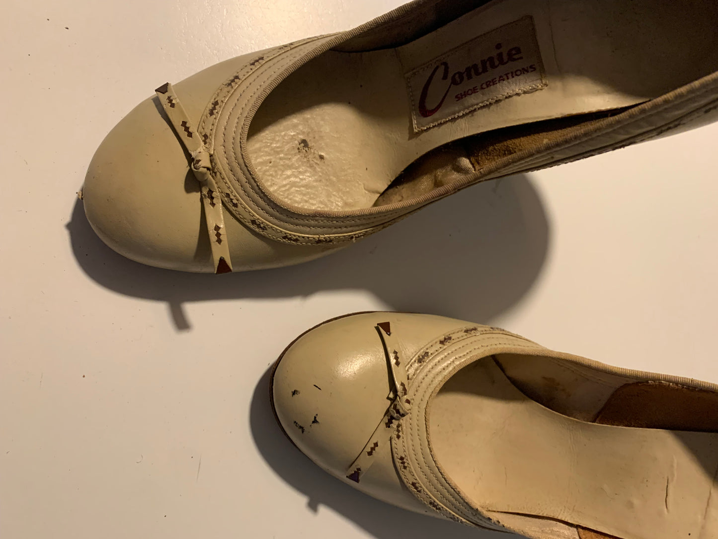 Buff Leather Babydoll Style High Heel Shoes with Top Stitch Detail and Bows circa 1950s 5.5
