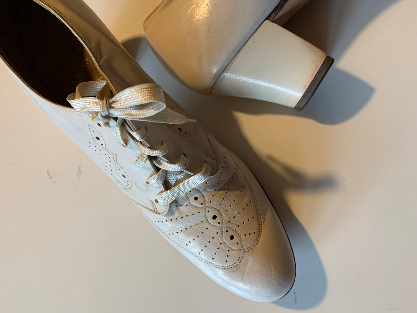 Daisy Petal White Perforated Vamp Low Heel Loafer Shoes circa 1930s 7.5