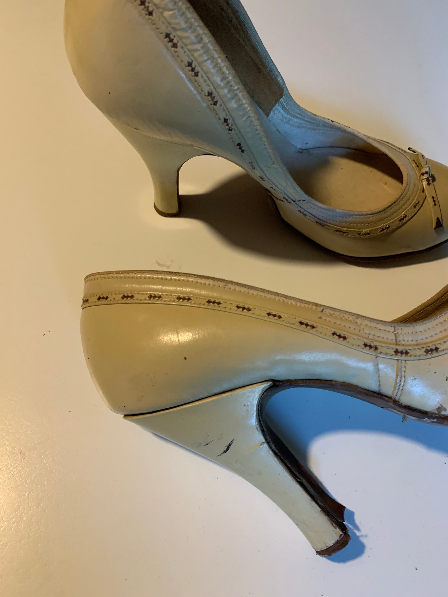 Buff Leather Babydoll Style High Heel Shoes with Top Stitch Detail and Bows circa 1950s 5.5