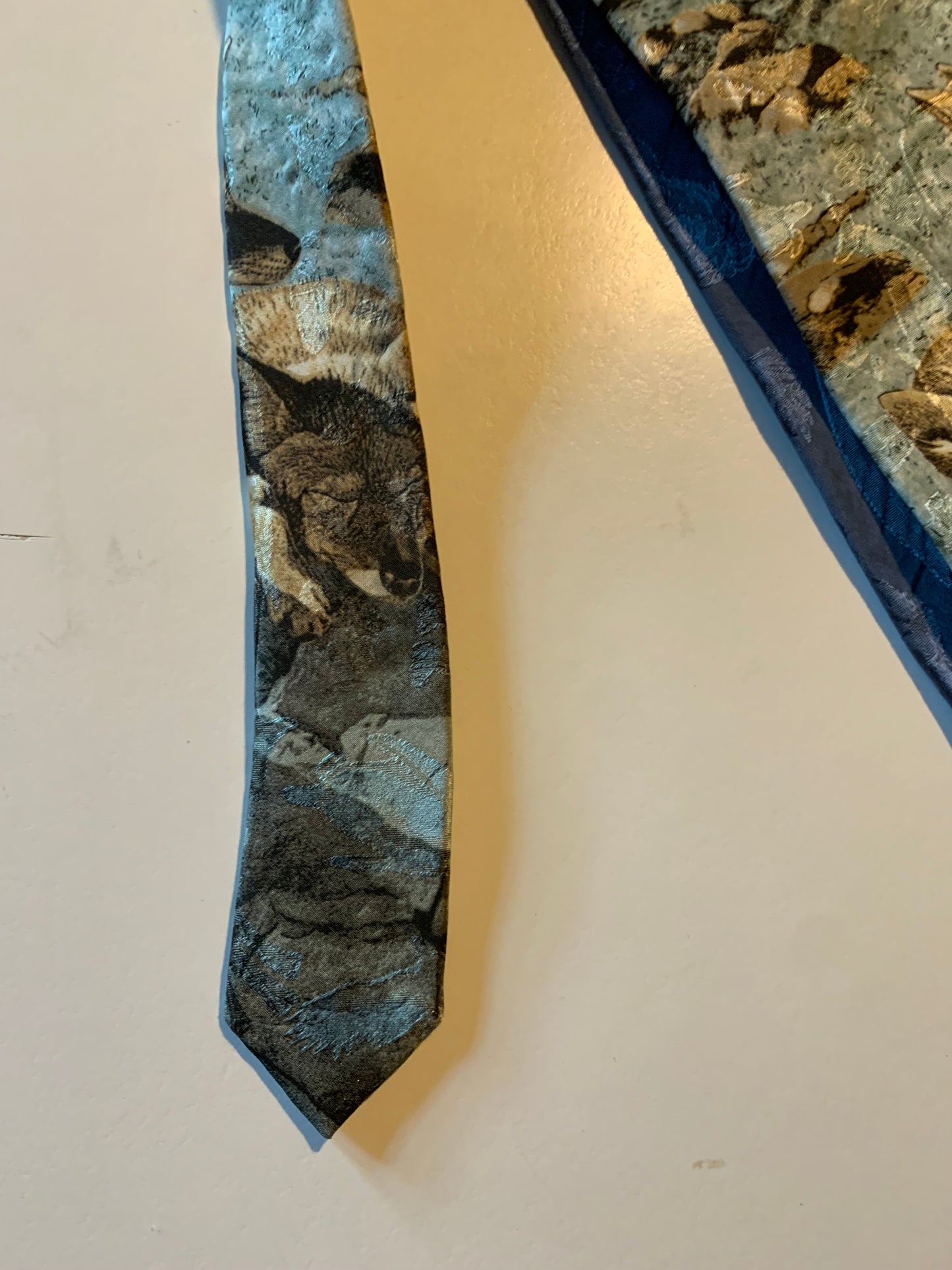 "Between Hunts" Endangered Species 4 Wolves Tie circa 1990s