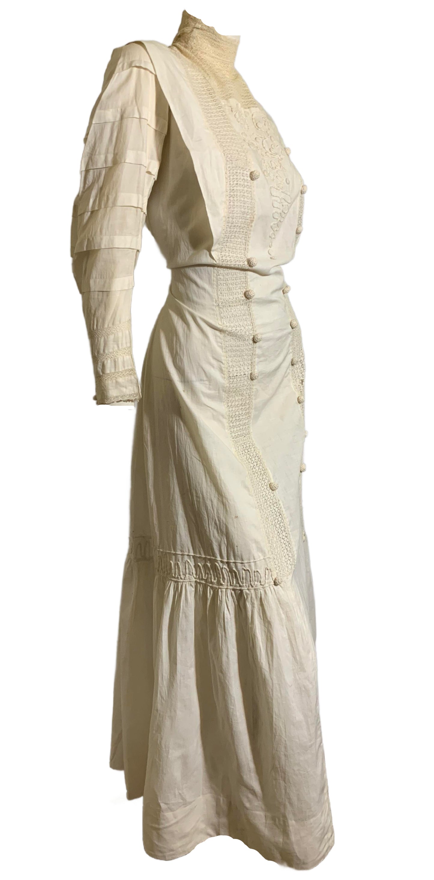 Summer Party Dress in White Lawn Cotton with Embroidery and Lace circa 1910s