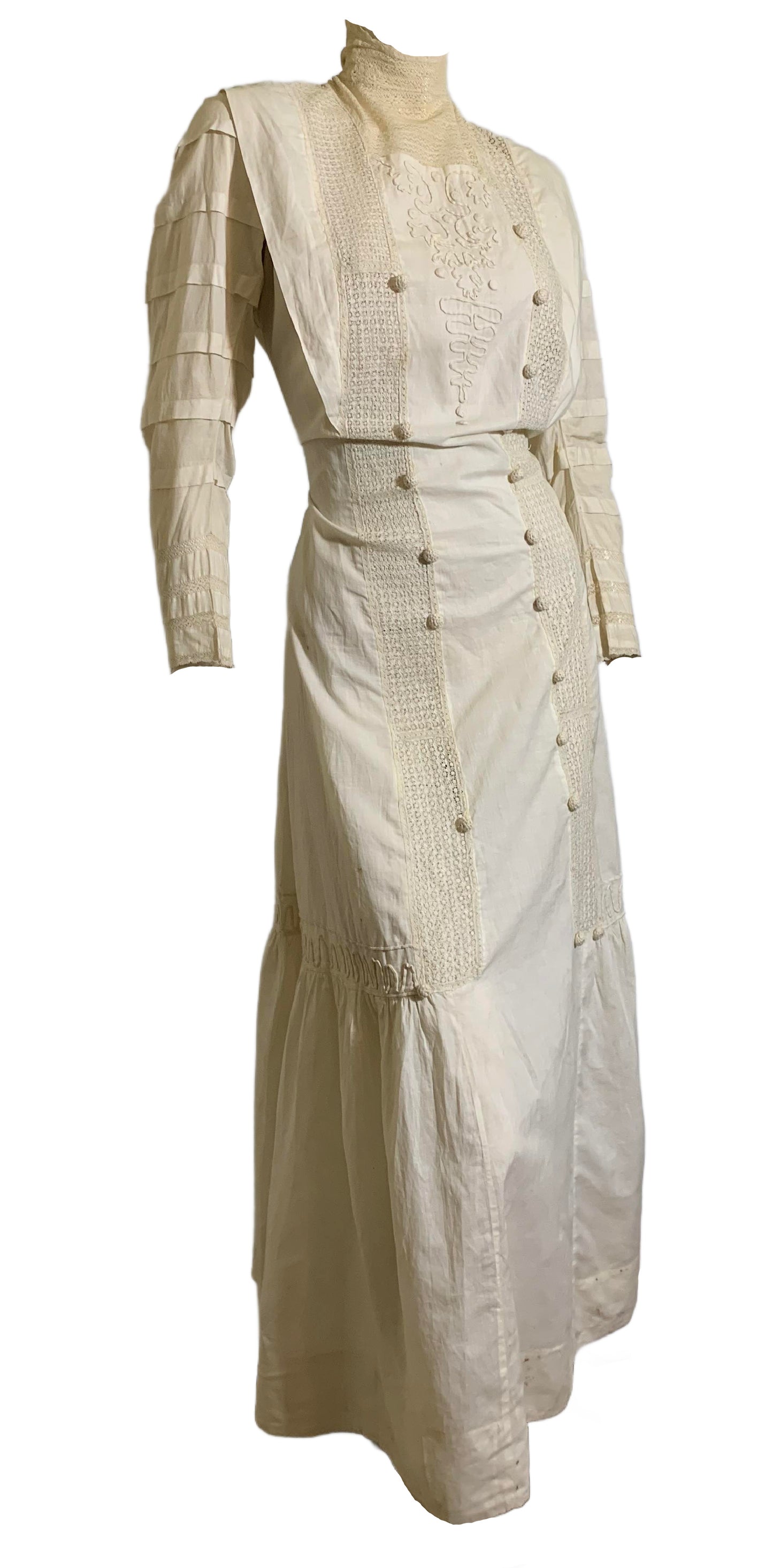 Summer Party Dress in White Lawn Cotton with Embroidery and Lace circa 1910s