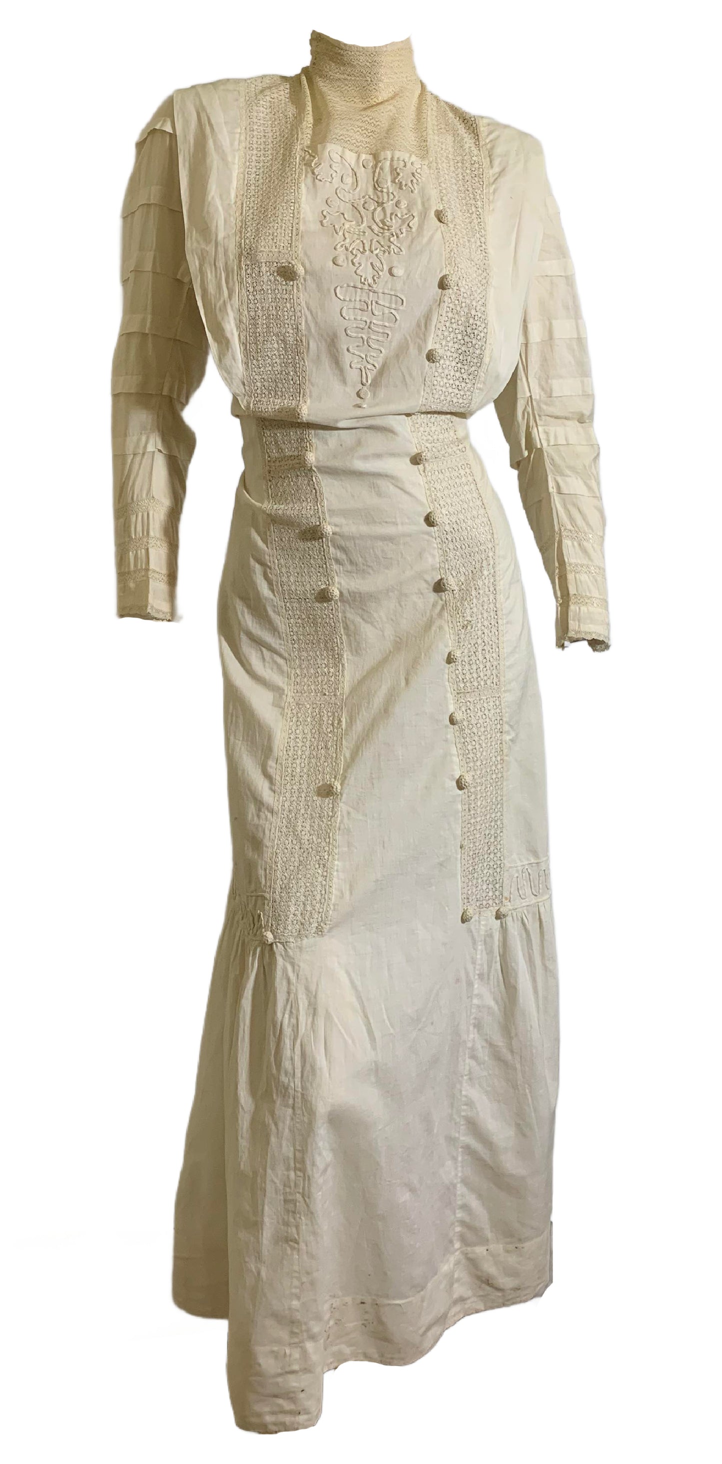 Summer Party Dress in White Lawn Cotton with Embroidery and Lace circa 1910s