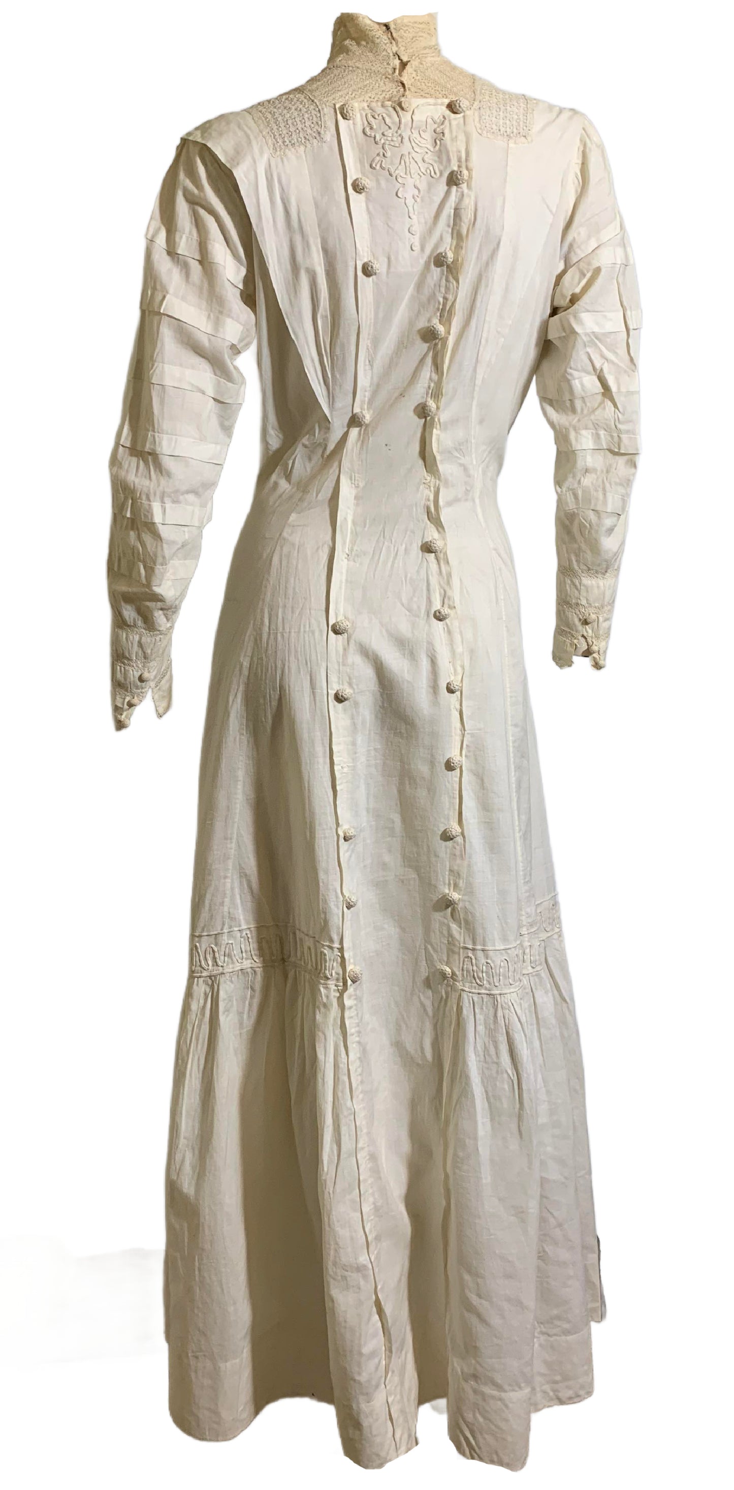 Summer Party Dress in White Lawn Cotton with Embroidery and Lace circa 1910s