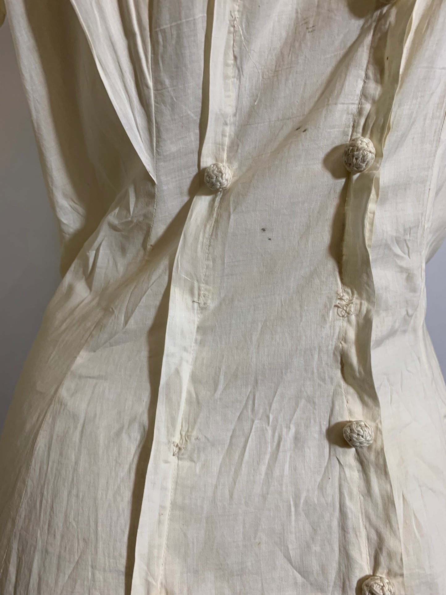 Summer Party Dress in White Lawn Cotton with Embroidery and Lace circa 1910s