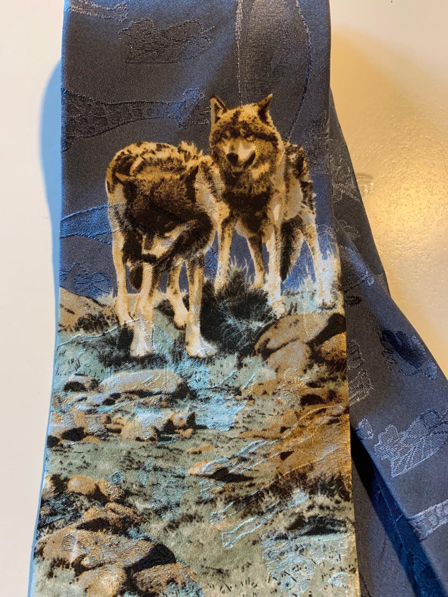 "Between Hunts" Endangered Species 4 Wolves Tie circa 1990s