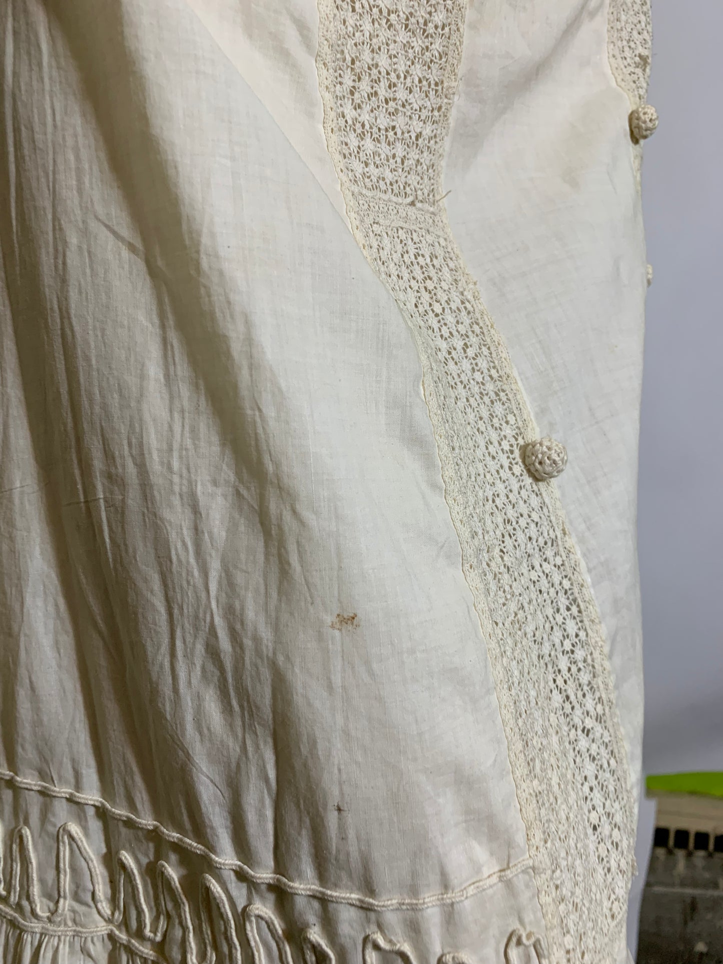 Summer Party Dress in White Lawn Cotton with Embroidery and Lace circa 1910s