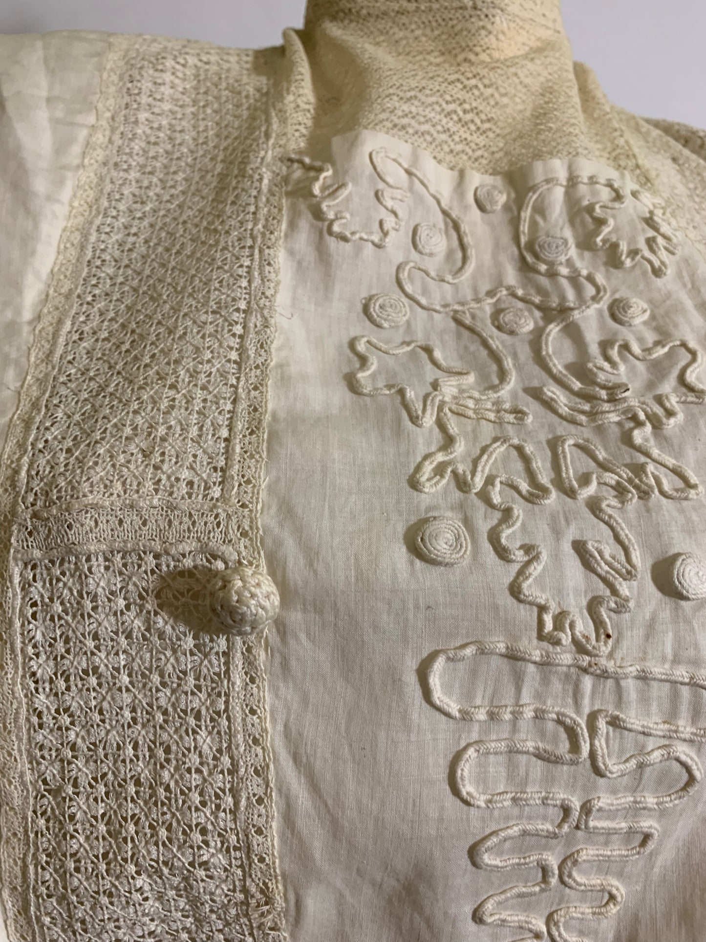 Summer Party Dress in White Lawn Cotton with Embroidery and Lace circa 1910s