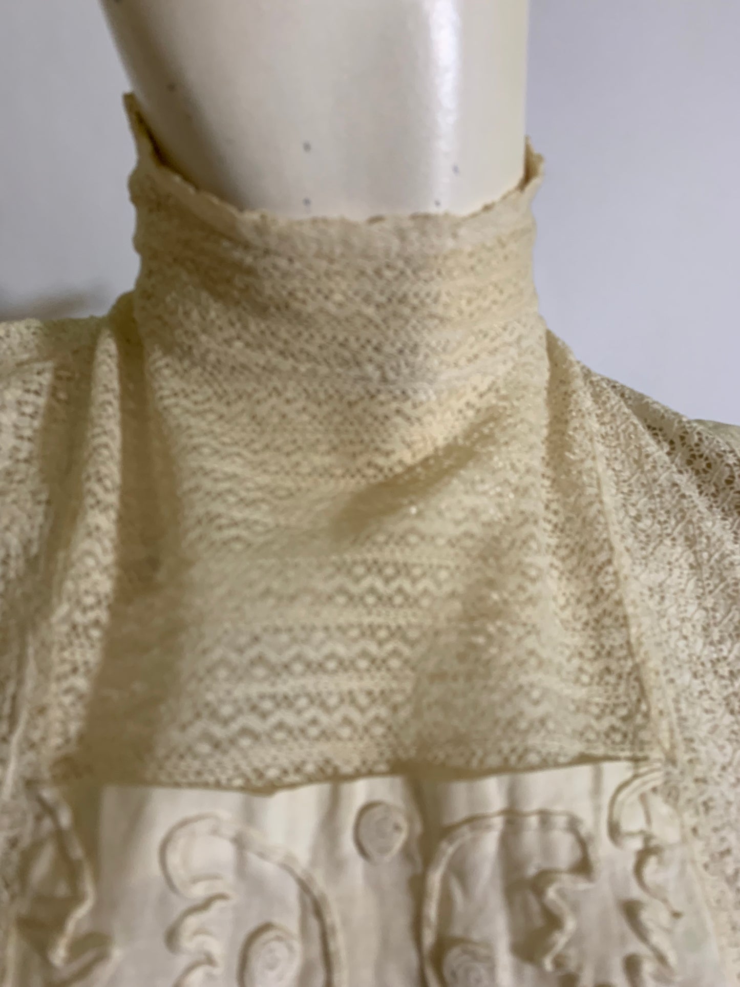 Summer Party Dress in White Lawn Cotton with Embroidery and Lace circa 1910s