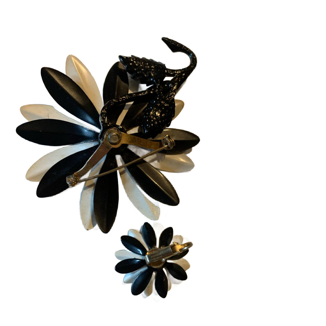 Black and White Mod Daisy Brooch & Earrings Set circa 1960s