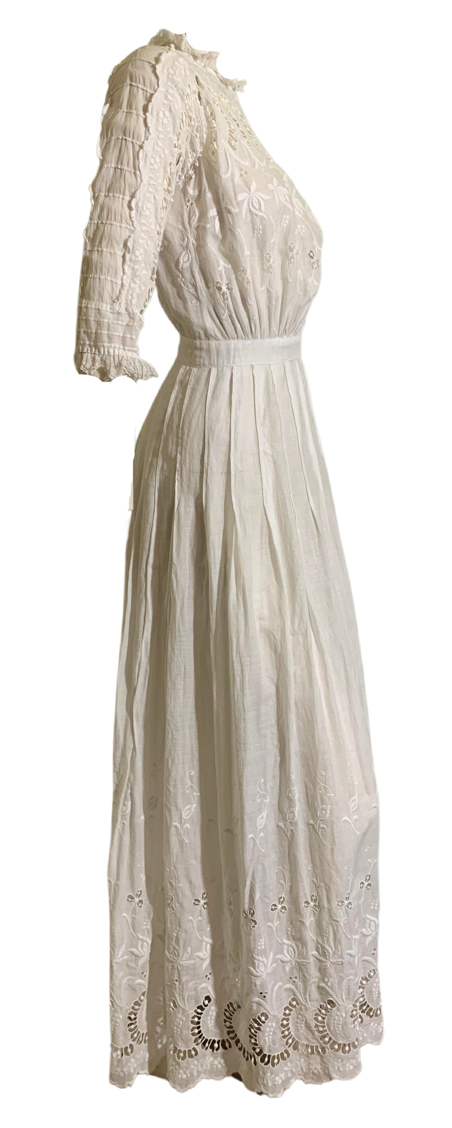 Tea Party Pretty Embroidered White Cotton Lace Dress circa 1910s