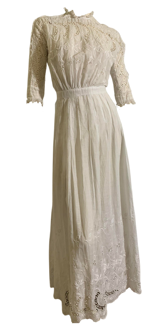 Tea Party Pretty Embroidered White Cotton Lace Dress circa 1910s