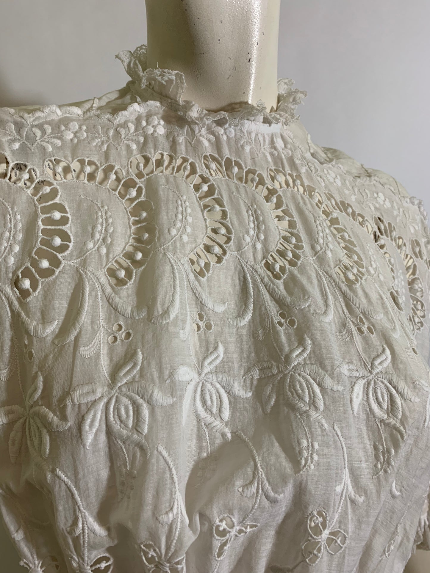 Tea Party Pretty Embroidered White Cotton Lace Dress circa 1910s