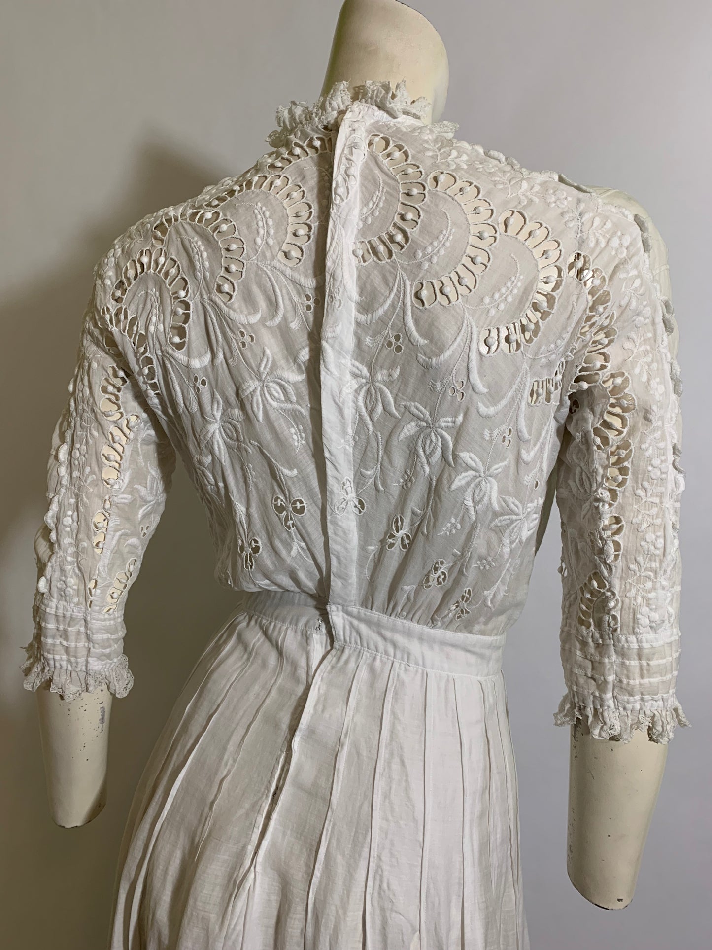 Tea Party Pretty Embroidered White Cotton Lace Dress circa 1910s