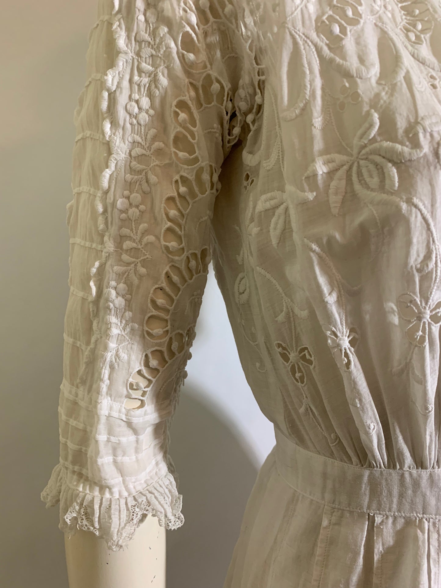 Tea Party Pretty Embroidered White Cotton Lace Dress circa 1910s