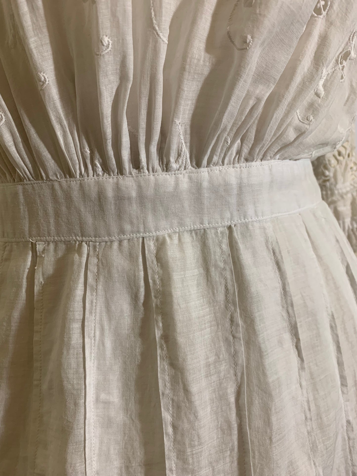 Tea Party Pretty Embroidered White Cotton Lace Dress circa 1910s