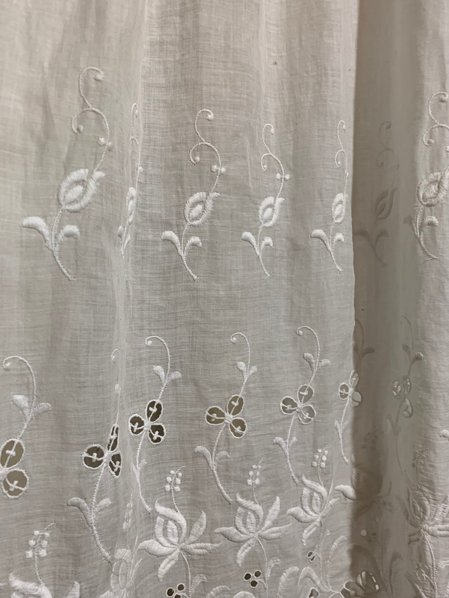 Tea Party Pretty Embroidered White Cotton Lace Dress circa 1910s