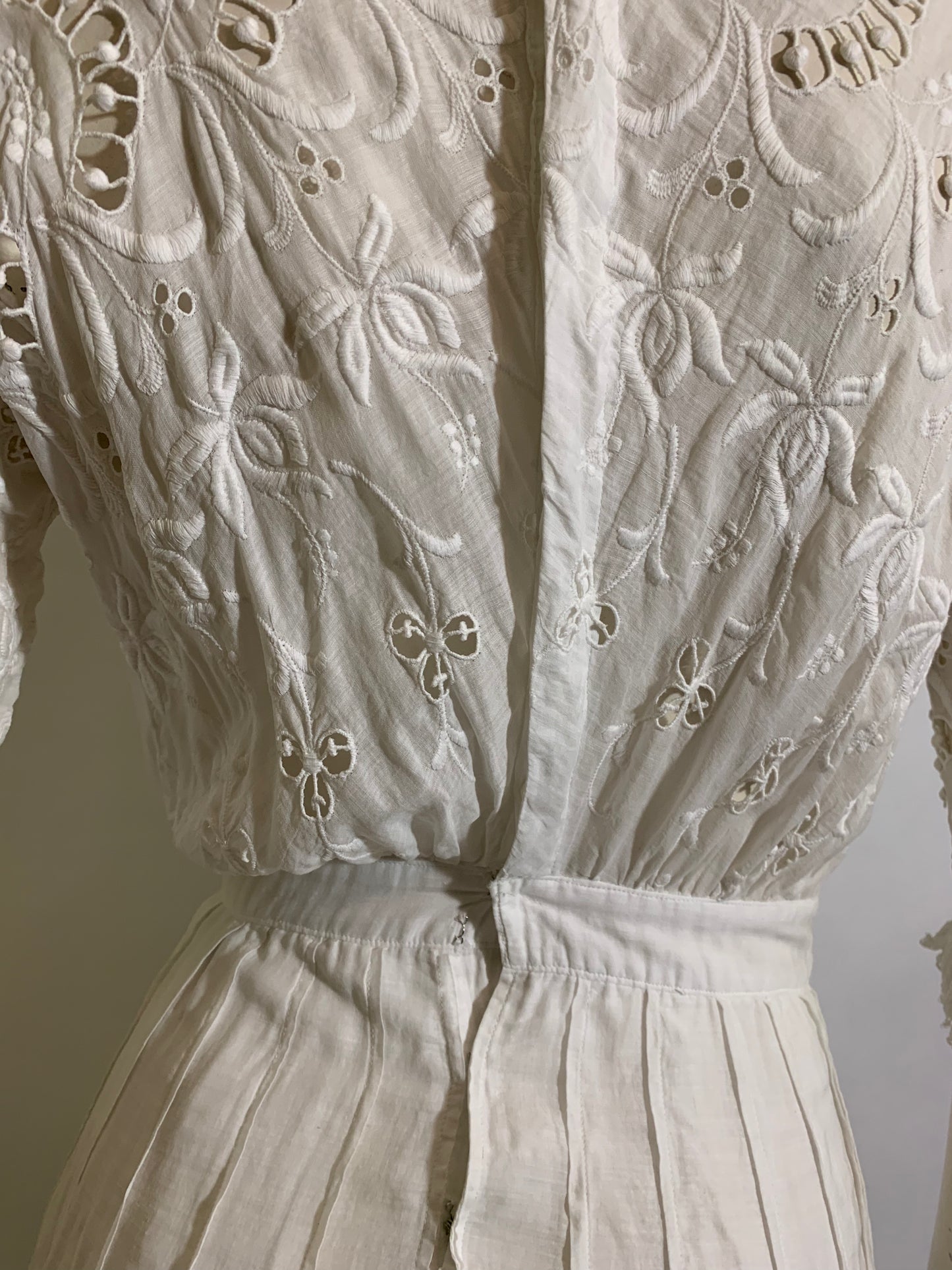 Tea Party Pretty Embroidered White Cotton Lace Dress circa 1910s