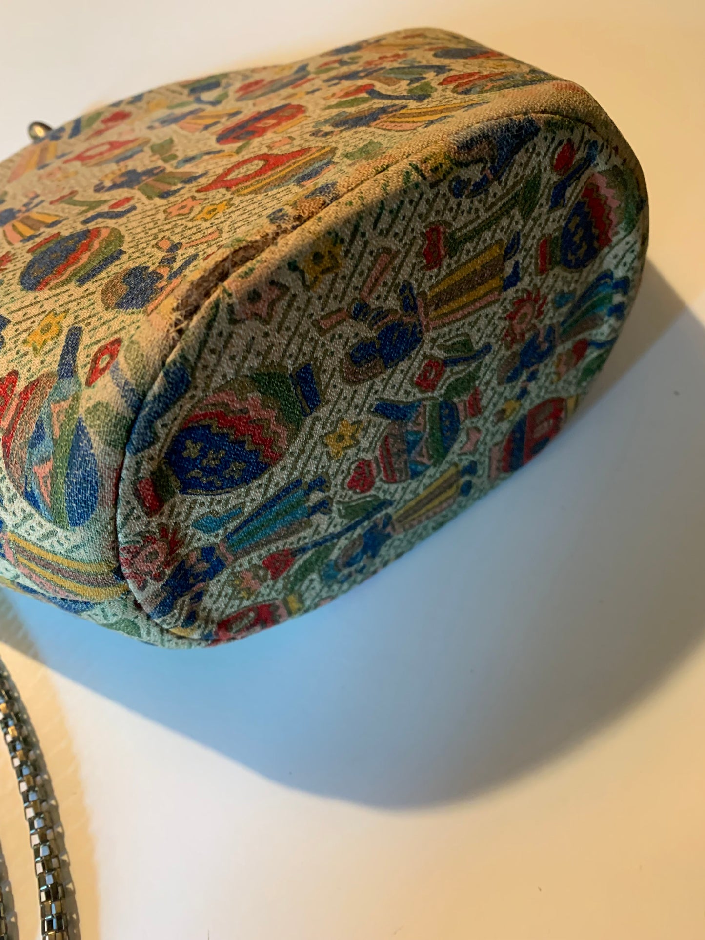 Egyptian Revival Print Fabric Covered Handbag Kiss Lock Chain Strap circa 1940s
