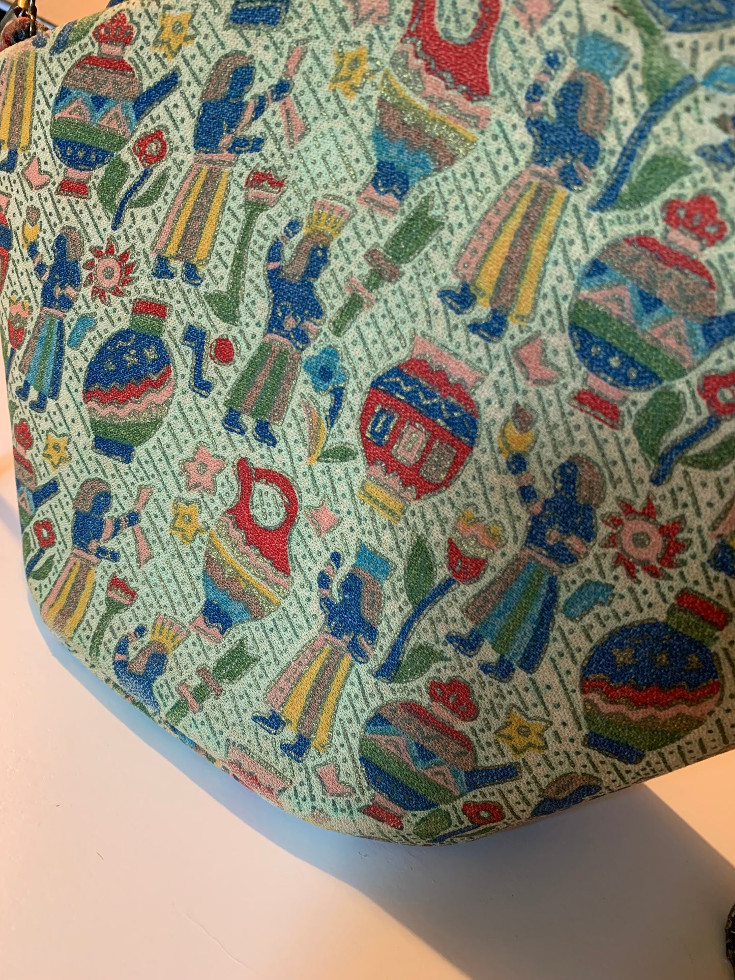 Egyptian Revival Print Fabric Covered Handbag Kiss Lock Chain Strap circa 1940s