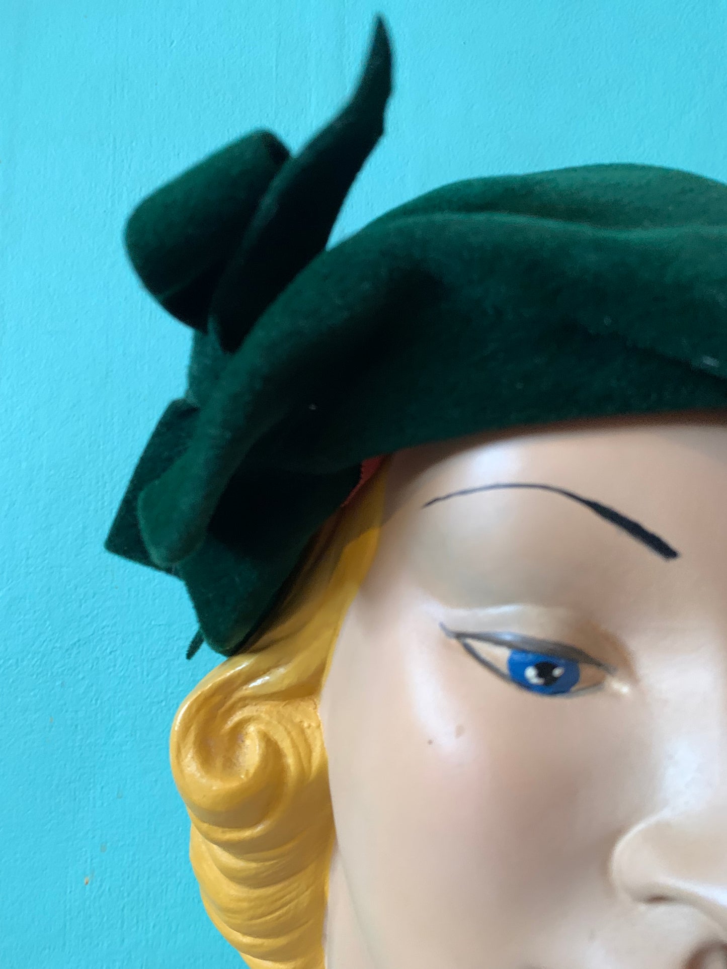 Forest Green Felted Wool Cocktail Hat with Sculpted Bow circa 1950s Dior