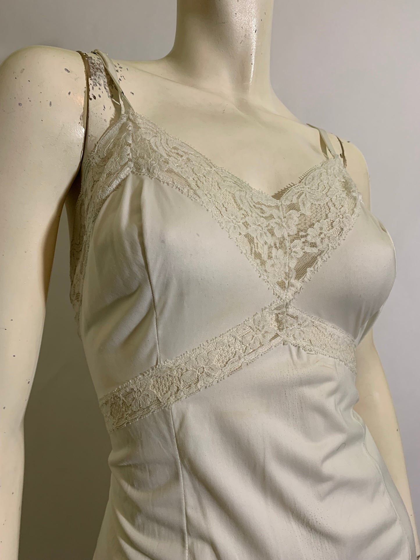 White Nylon Mini Length Full Slip with Lace Trim circa 1960s 36