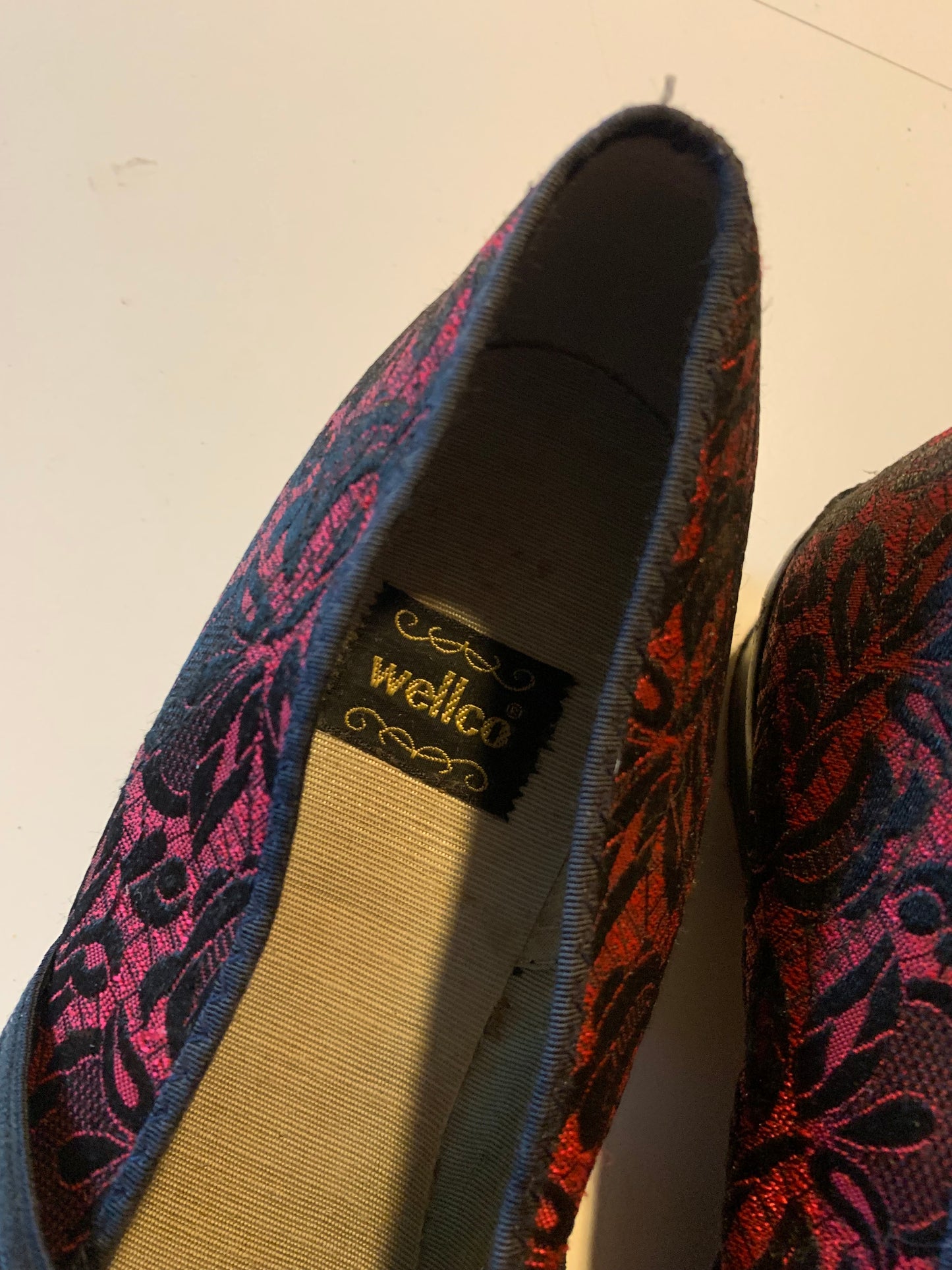 Black and Red Satin Brocade Bedroom Slippers circa 1950s US 10N