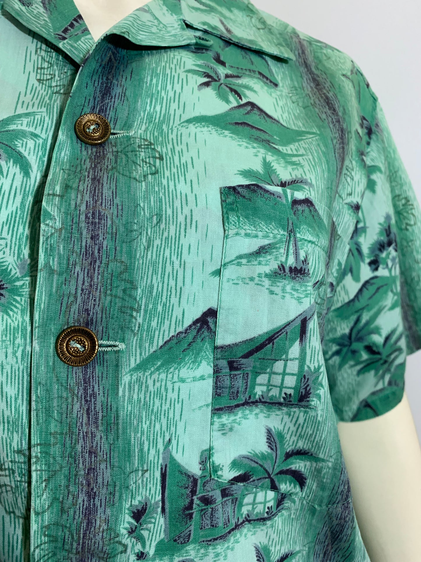 Hawaiian Print Men's Shirt Bronze Colored Buttons circa 1940s