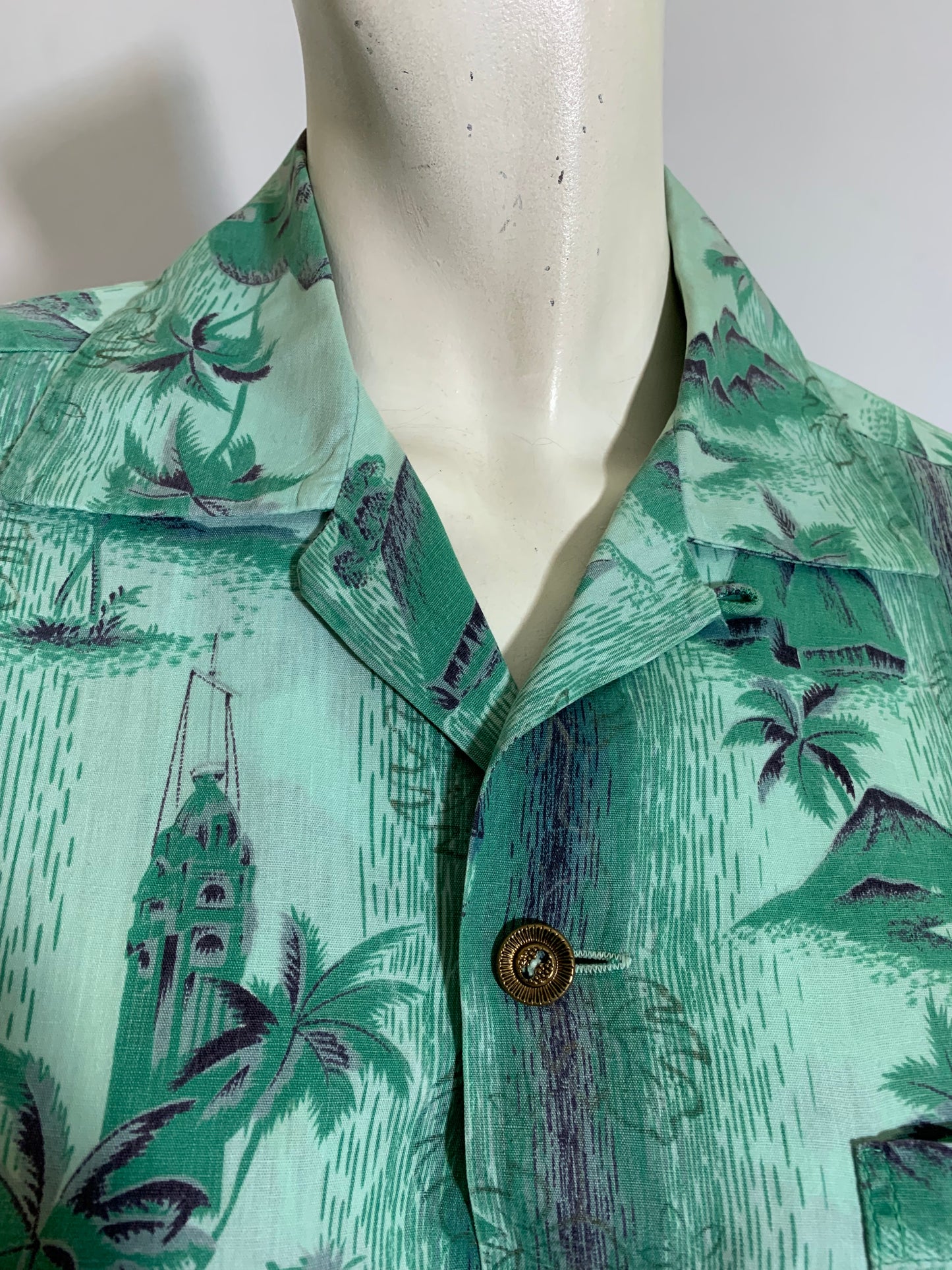 Hawaiian Print Men's Shirt Bronze Colored Buttons circa 1940s