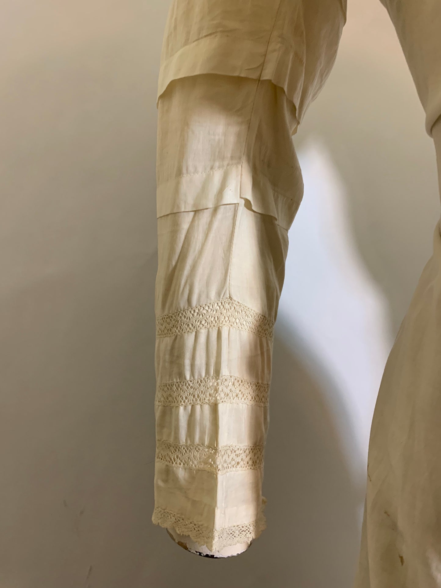 Summer Party Dress in White Lawn Cotton with Embroidery and Lace circa 1910s