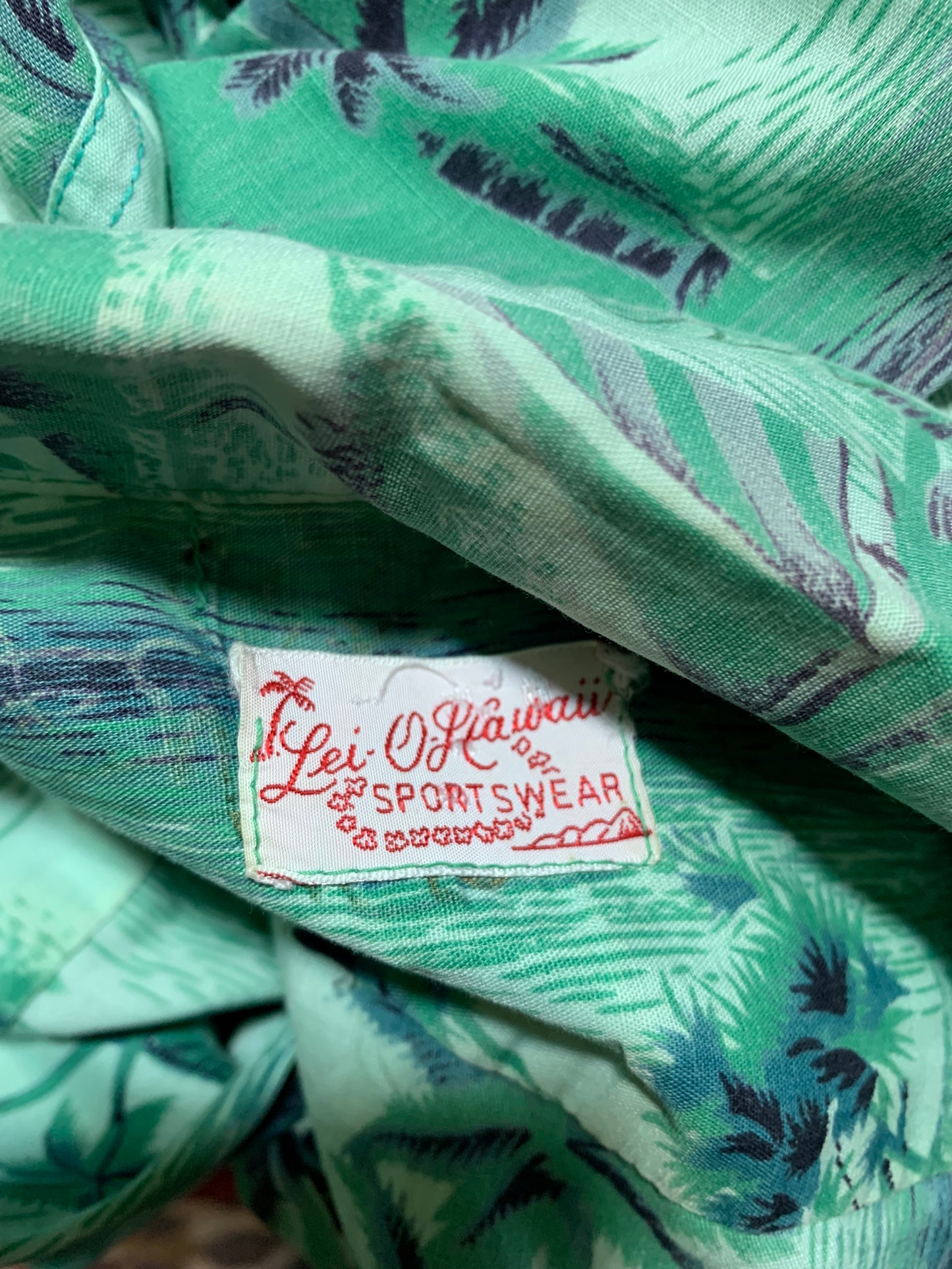 Hawaiian Print Men's Shirt Bronze Colored Buttons circa 1940s