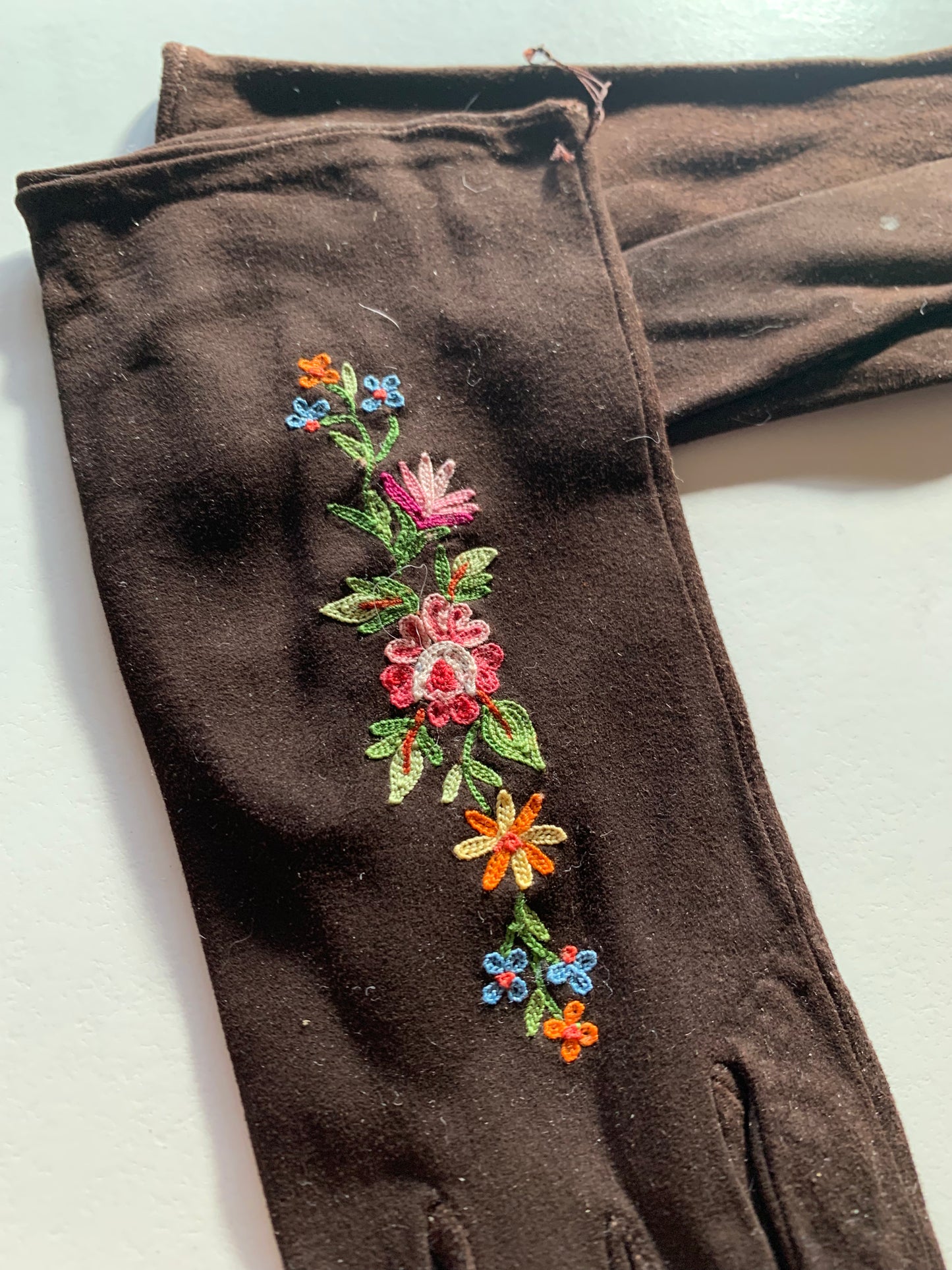 Cocoa Floral n Embroidered Leather Gloves circa 1950s