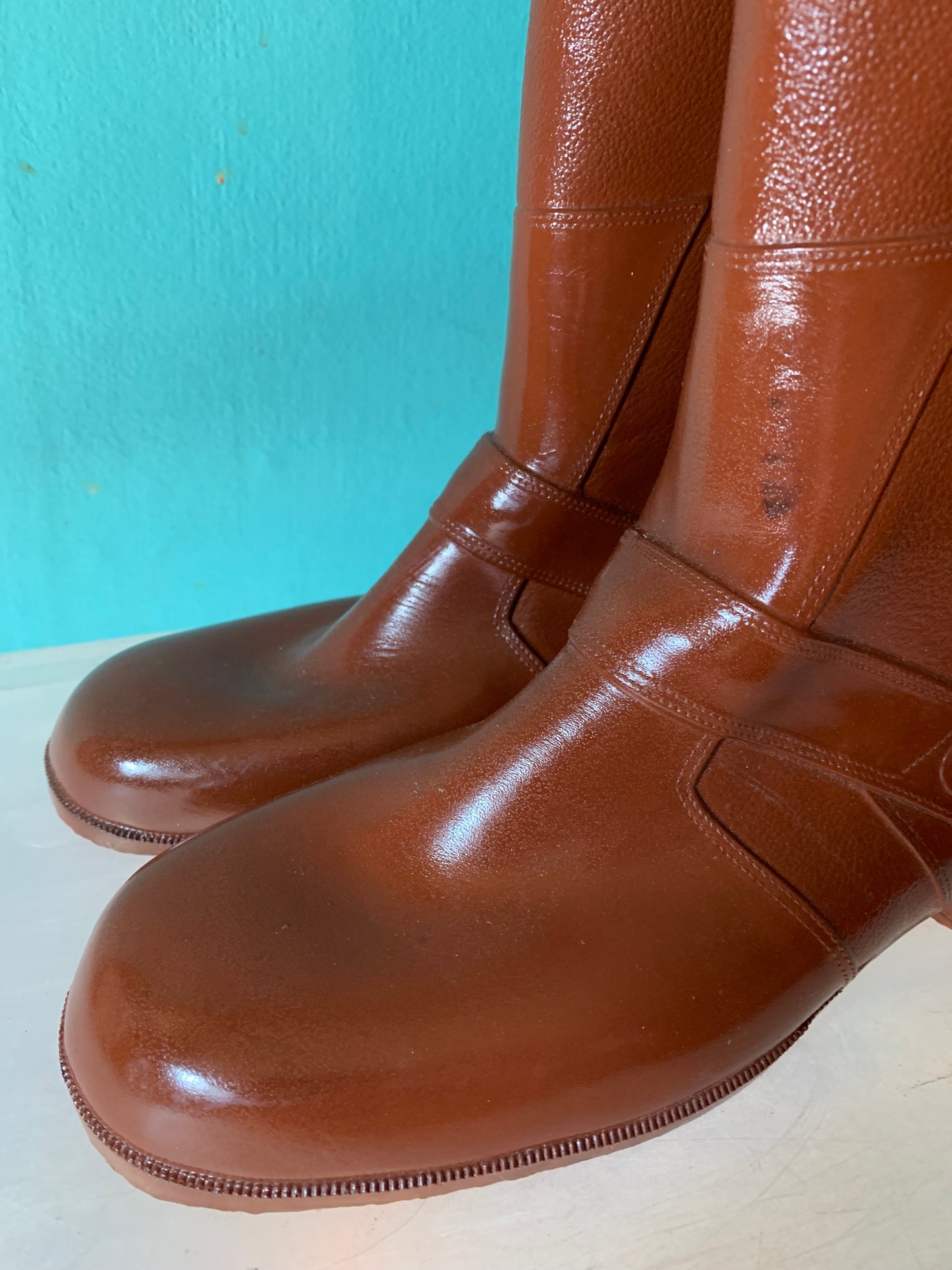 Glossy Cinnamon Brown Rubber Rain Boots circa 1970s US 6