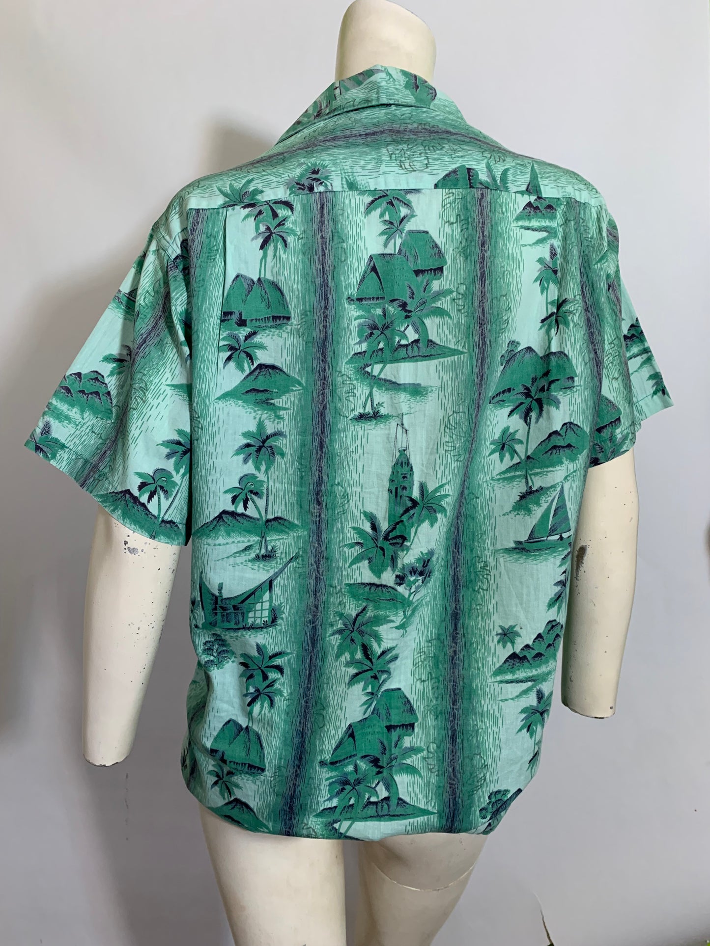 Hawaiian Print Men's Shirt Bronze Colored Buttons circa 1940s