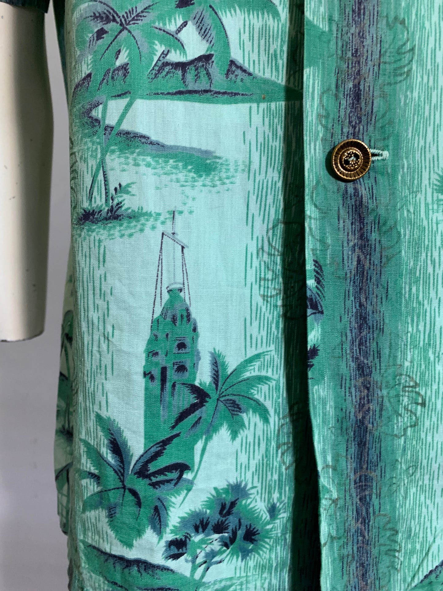 Hawaiian Print Men's Shirt Bronze Colored Buttons circa 1940s