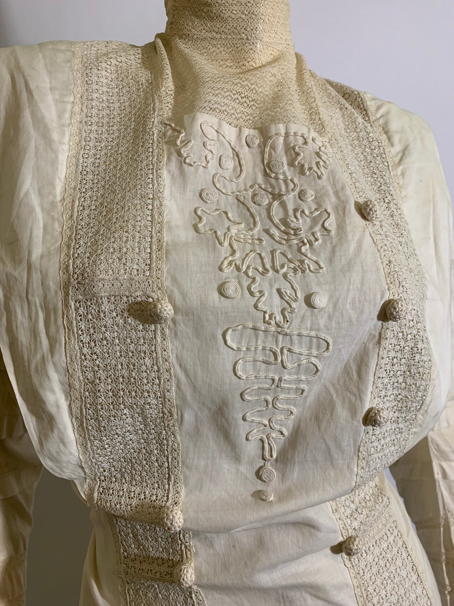 Summer Party Dress in White Lawn Cotton with Embroidery and Lace circa 1910s