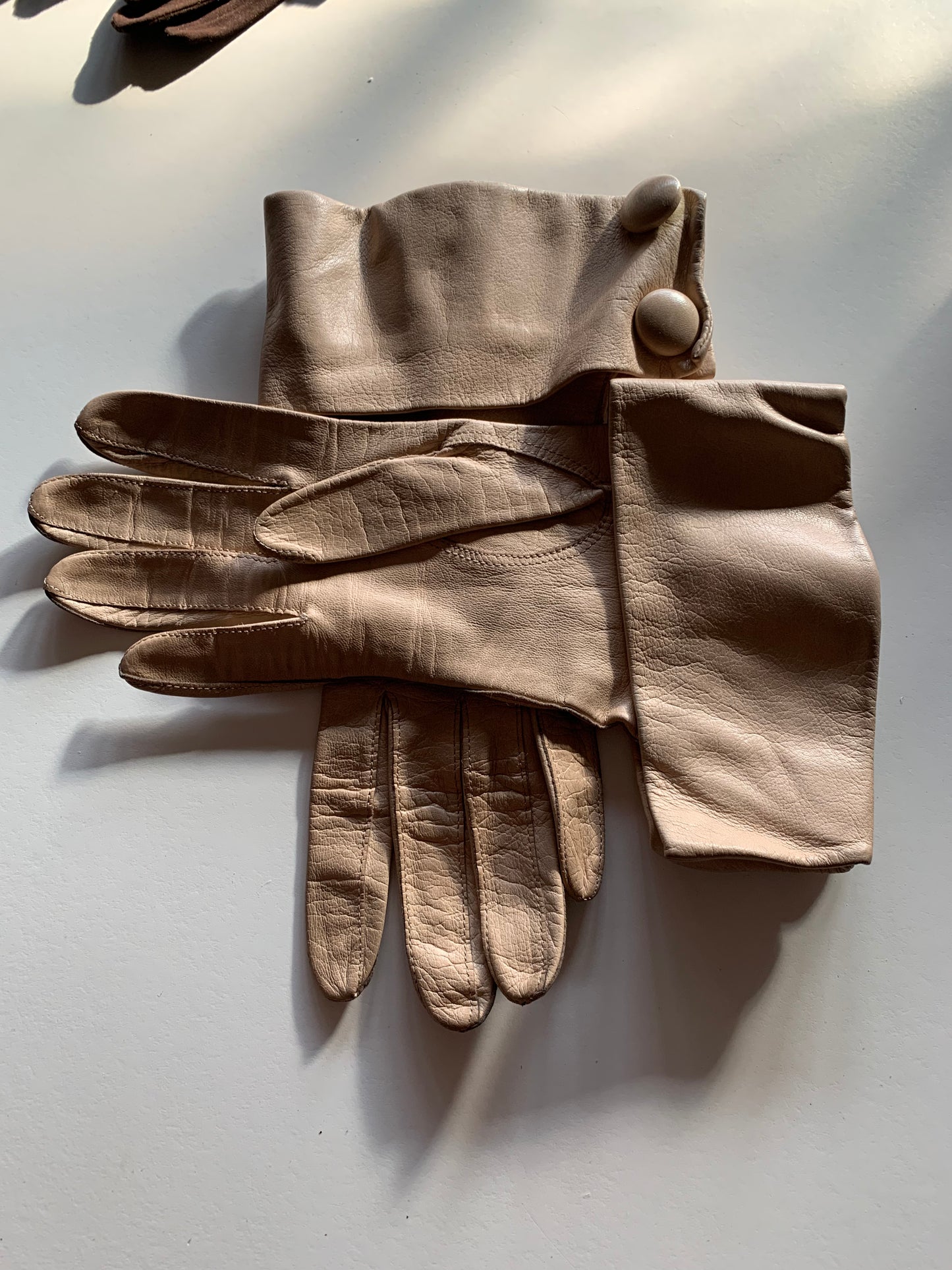 Button Cuffed Fawn Kid Leather Gloves circa 1940s