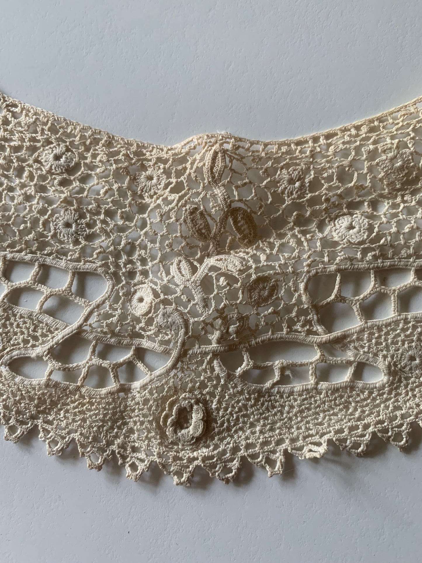 Ecru Floral Small Lace Collar circa 1800s