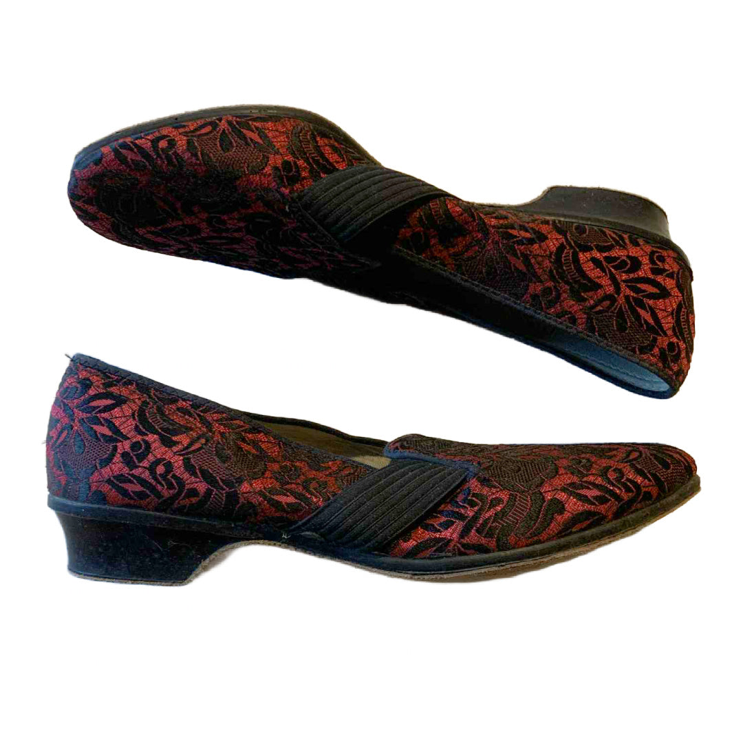 Black and Red Satin Brocade Bedroom Slippers circa 1950s US 10N